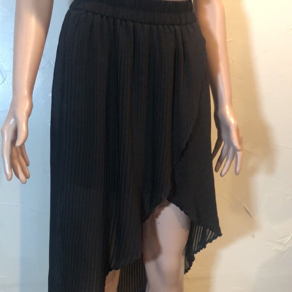 Kimchi Blue pleated asymetrical hem skirt. Size S - Picture 4 of 5